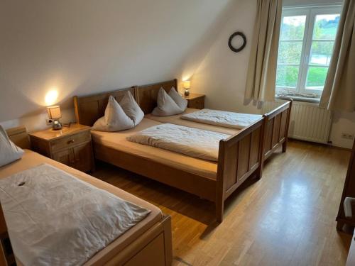 Un pat sau paturi într-o cameră la Ferienhof Kotthoff am Hennesee