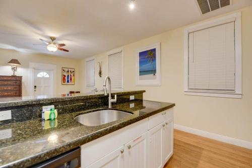 uma cozinha com um lavatório e uma bancada em Mesa House, Uno by Brightwild-Perfect Location em Key West