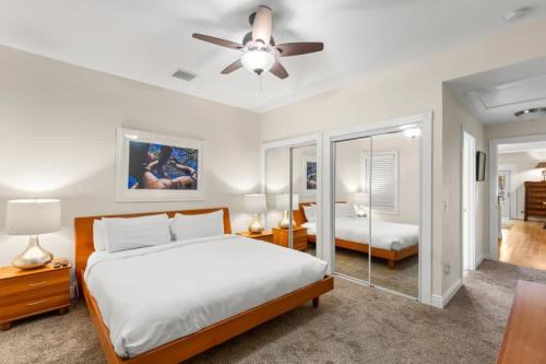 um quarto com uma cama e uma ventoinha de tecto em Mesa House, Uno by Brightwild-Perfect Location em Key West