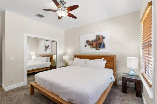 基韋斯特的住宿－Mesa House, Dos by Brightwild-Unreal Location，一间卧室配有一张大床和吊扇