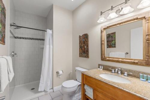 キーウェストにあるMesa House, Dos by Brightwild-Unreal Locationのバスルーム(洗面台、トイレ、鏡付)