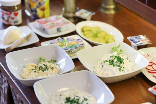 een houten tafel met kommen eten erop bij Willa Krystian in Murzasichle