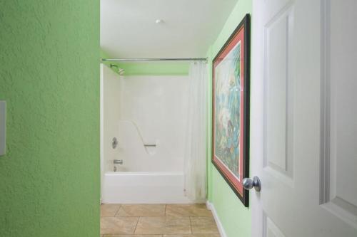 uma casa de banho com um chuveiro e uma banheira em The Andros by Brightwild-4th Floor Sunset View em Key West