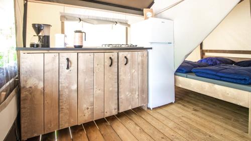 Dapur atau dapur kecil di Ingerichte safaritenten aan Zweeds meer op Betteld Sweden