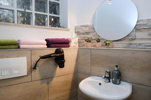 a bathroom with a sink and a mirror at SchlossCasa Lauf an der Pegnitz Venedig in Lauf an der Pegnitz