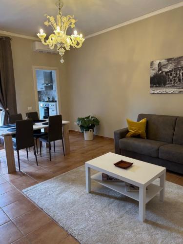ein Wohnzimmer mit einem Sofa und einem Tisch in der Unterkunft Collina Fleming 32 in Rom