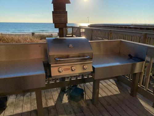 Brightly Furnished Beachfront Condo by Brightwild- 7th Floor Gulf View! photo 17