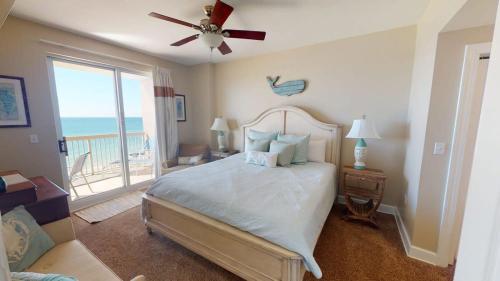 Säng eller sängar i ett rum på 8th Floor Gulf View Beachfront Condominium by Brightwild