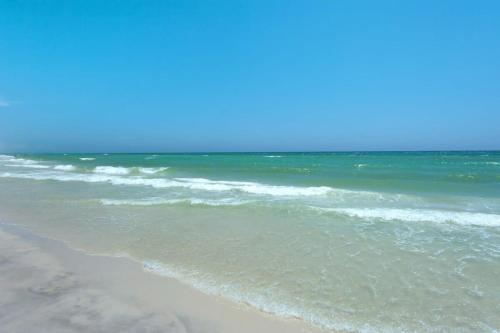Brightly Furnished Beachfront Condo by Brightwild- 7th Floor Gulf View! photo 25