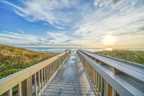 Brightly Furnished Beachfront Condo by Brightwild- 7th Floor Gulf View! photo 33