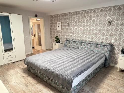 a bedroom with a large bed in a room at Peter´s Ferienwohnung in Schmalkalden
