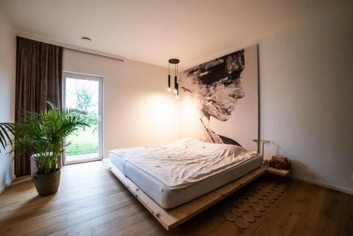 1 dormitorio con 1 cama en una plataforma de madera en Dwa Słowa, en Giżycko