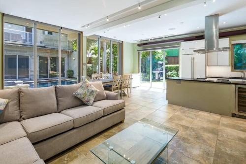キーウェストにあるContra House -Luxury Home With Poolのソファとキッチンのあるリビングルーム
