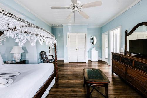 Schlafzimmer mit einem Bett und einem Deckenventilator in der Unterkunft Deluxe King with Balcony by Brightwild- at James House with Parking! in Key West
