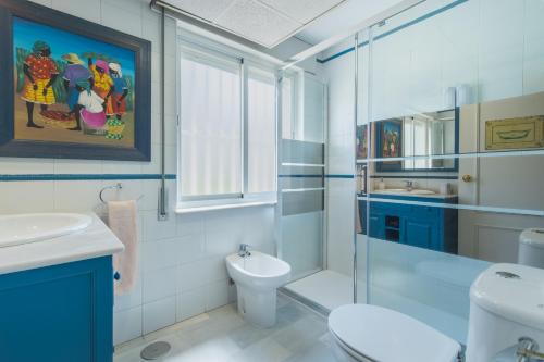 een badkamer met een toilet en een wastafel bij Amplio y luminoso apartamento de 2 dormitorios cerca de la plaza del Caballo, Jerez de la Frontera in Jerez de la Frontera