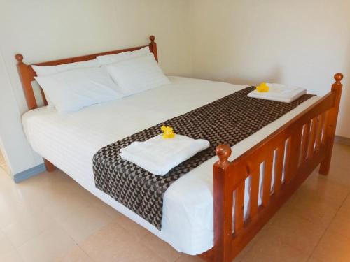 uma cama com dois patos de borracha em cima em Lelago Eco Lodge em Apia