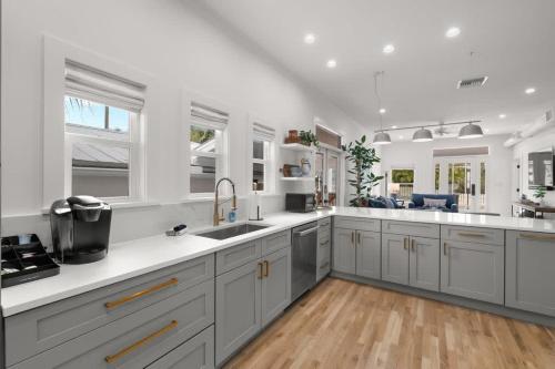 Kuchyň nebo kuchyňský kout v ubytování Casa Padrón - Gorgeous Home, Steps to 7th Ave