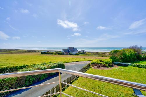 a view of the ocean from the balcony of a house at Vue mer ! À 200m de la plage, maison pour 9 in Plovan