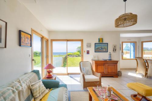 a living room with a couch and a table at Vue mer ! À 200m de la plage, maison pour 9 in Plovan