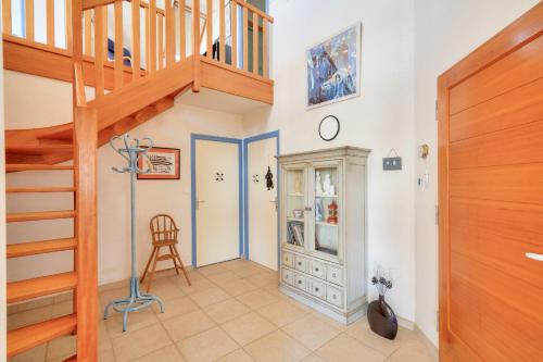 a room with a staircase and a stair case at Vue mer ! À 200m de la plage, maison pour 9 in Plovan
