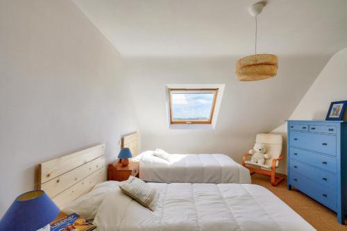 a bedroom with two beds and a blue dresser at Vue mer ! À 200m de la plage, maison pour 9 in Plovan