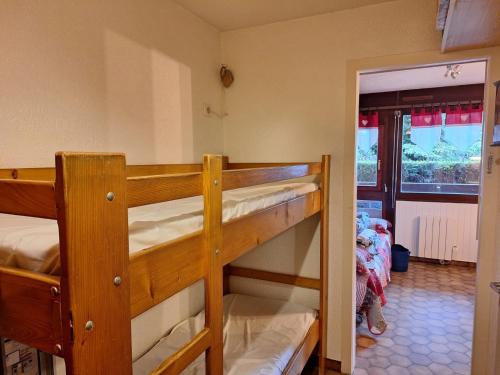 zwei Etagenbetten in einem Zimmer mit Durchgang in der Unterkunft Studio à la montagne - Portes du Soleil in Abondance