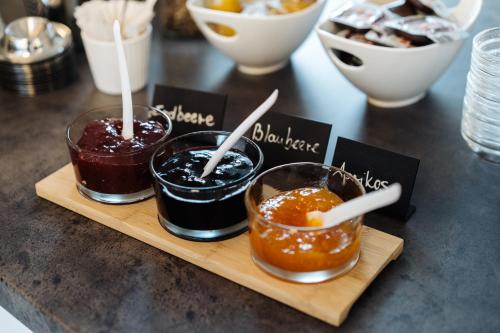 three desserts on a wooden tray on a table at Hotel Stadt Gehrden in Gehrden