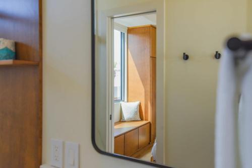 d'un miroir avec un reflet d'une chaise dans la chambre dans l'établissement Awai's Floating Villa - Houseboat in Luxury Village, à Key West