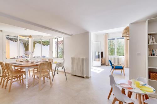 une salle à manger et un salon avec une table et des chaises dans l'établissement Maison pour 8 avec jardin aux Sables d'Olonne, à Les Sables-dʼOlonne