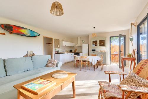 un salon avec un canapé bleu et une table dans l'établissement Déconnexion à Saint-Vincent-sur-Jard, à Saint-Vincent-sur-Jard