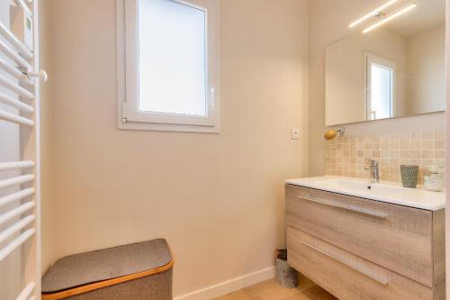 un bagno con lavandino e specchio di Déconnexion à Saint-Vincent-sur-Jard a Saint-Vincent-sur-Jard