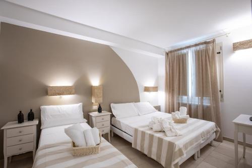 sypialnia z 2 łóżkami i oknem w obiekcie Il Torrino B&B w mieście Sannicola