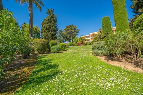 Κήπος έξω από το Spacious apartment at a 5 min walk from the beach
