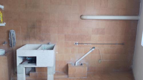 a bathroom with a sink and a shower at Aguascalientes feria nacional de San Marcos in Aguascalientes