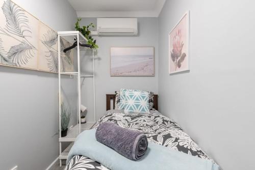 Posteľ alebo postele v izbe v ubytovaní Private Single Bed In Sydney CBD Near Train UTS DarlingHar&ICC&Chinatown 1 - ROOM ONLY