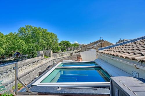 une piscine sur le toit d'une maison dans l'établissement Maison Arti - Parking - Vue Palais des Papes - Rooftop, à Avignon