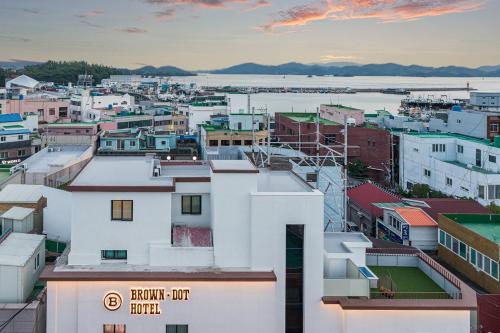 une vue aérienne sur une ville avec des bâtiments dans l'établissement Browndot Samcheonpo, à Sacheon