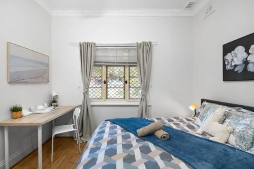 sypialnia z łóżkiem, biurkiem i oknem w obiekcie Lidcombe Boutique Guest House near Berala Station3 w mieście Sydney