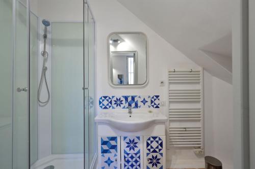 une salle de bain avec un lavabo et une douche dans l'établissement Le Balcon de l'horloge - AVIGNON - Centre ville, à Avignon
