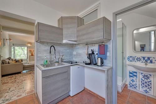 une cuisine avec un évier et un plan de travail dans l'établissement Le Balcon de l'horloge - AVIGNON - Centre ville, à Avignon