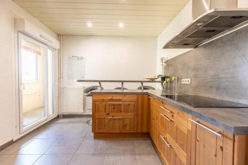 une cuisine avec un évier et un plan de travail dans l'établissement Bel Appartement 8 couchages tout équipé- Maurice Thorez, à Clermont-Ferrand