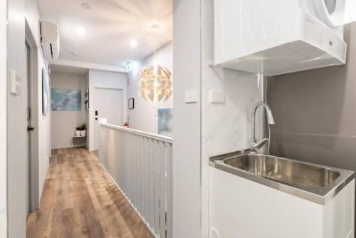 eine Küche mit einem Waschbecken und einem Flur in der Unterkunft Private Triple Room in Sydney City Near TrainBus UTS DarHar&ICC&ChinaTown - ROOM ONLY in Sydney