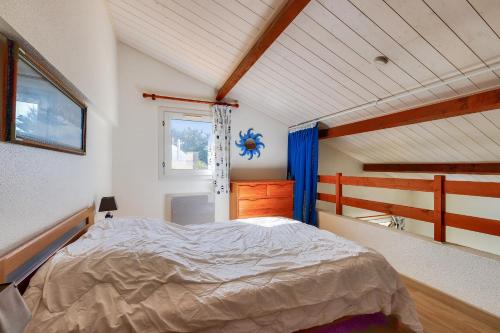 - une chambre avec un lit dans l'établissement Escale et instants de détente à St-Vincent-sur-Jard, à Saint-Vincent-sur-Jard