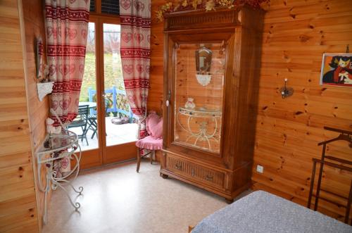 1 dormitorio con 1 habitación con pared de madera en Le Domaine De Clo, en Cognet