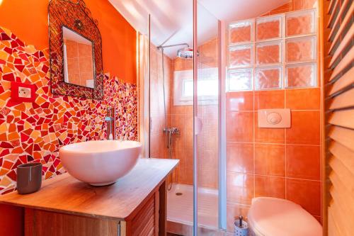 La salle de bains est pourvue d'un lavabo et d'une douche. dans l'établissement La Maison Coquelicot - Havre de paix à Rennes, à Rennes
