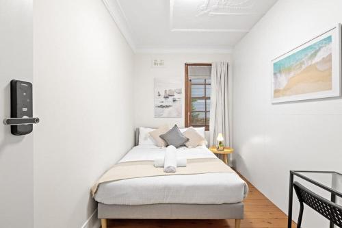 Llit o llits en una habitació de Private Room in Gordon near Train & Bus
