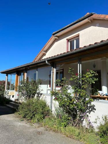 a house with windows on the side of it at Villa Nid d'Oiseaux in Lustar