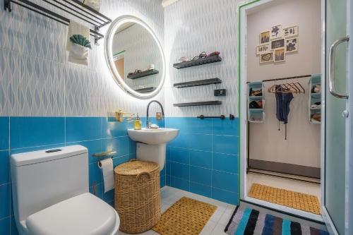 bagno con servizi igienici, lavandino e specchio di Sunset beach apartments 9 La Bella Villa a Ko Phangan