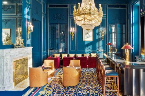 Coin salon dans l'établissement Hôtel du Palais Biarritz, in The Unbound Collection by Hyatt