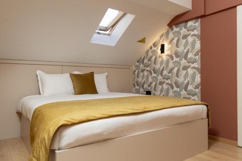 Hotel Ma Belle في بريشتيني: غرفة نوم عليها سرير مع بطانية صفراء